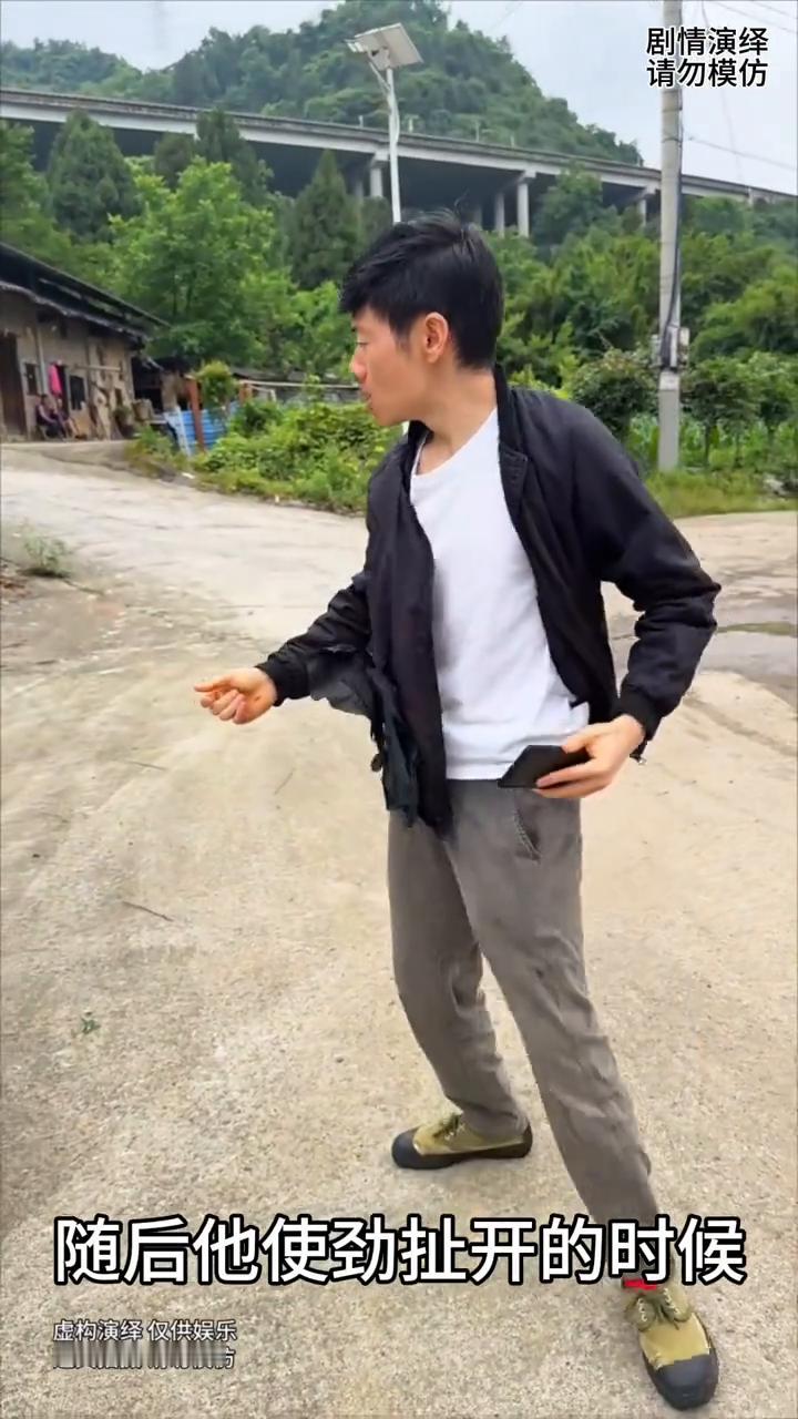 男子看着手机走路时被电车挂烂了，下一秒他的做法太有才了。
男子看着手机走路时，突
