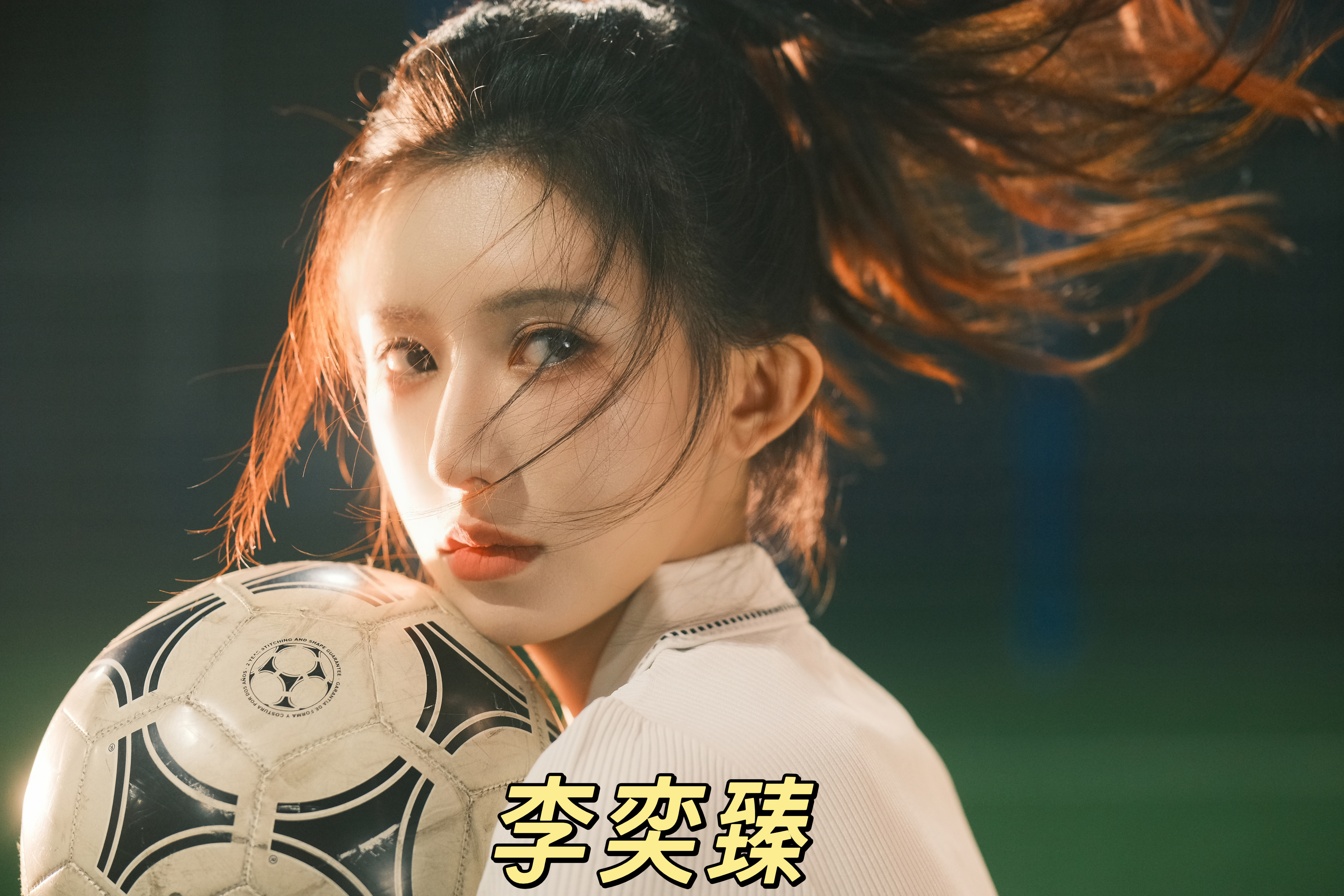 李奕臻星爷严选谁看完电影不感慨一句李奕臻好美。眉眼自带灵气，脱离古装之后焕然一新