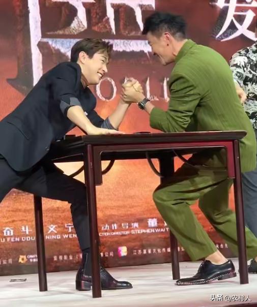 50岁何润东和36岁刘宪华掰手腕，竟然掰不过刘宪华，网友调侃：还是败给了老刘家的