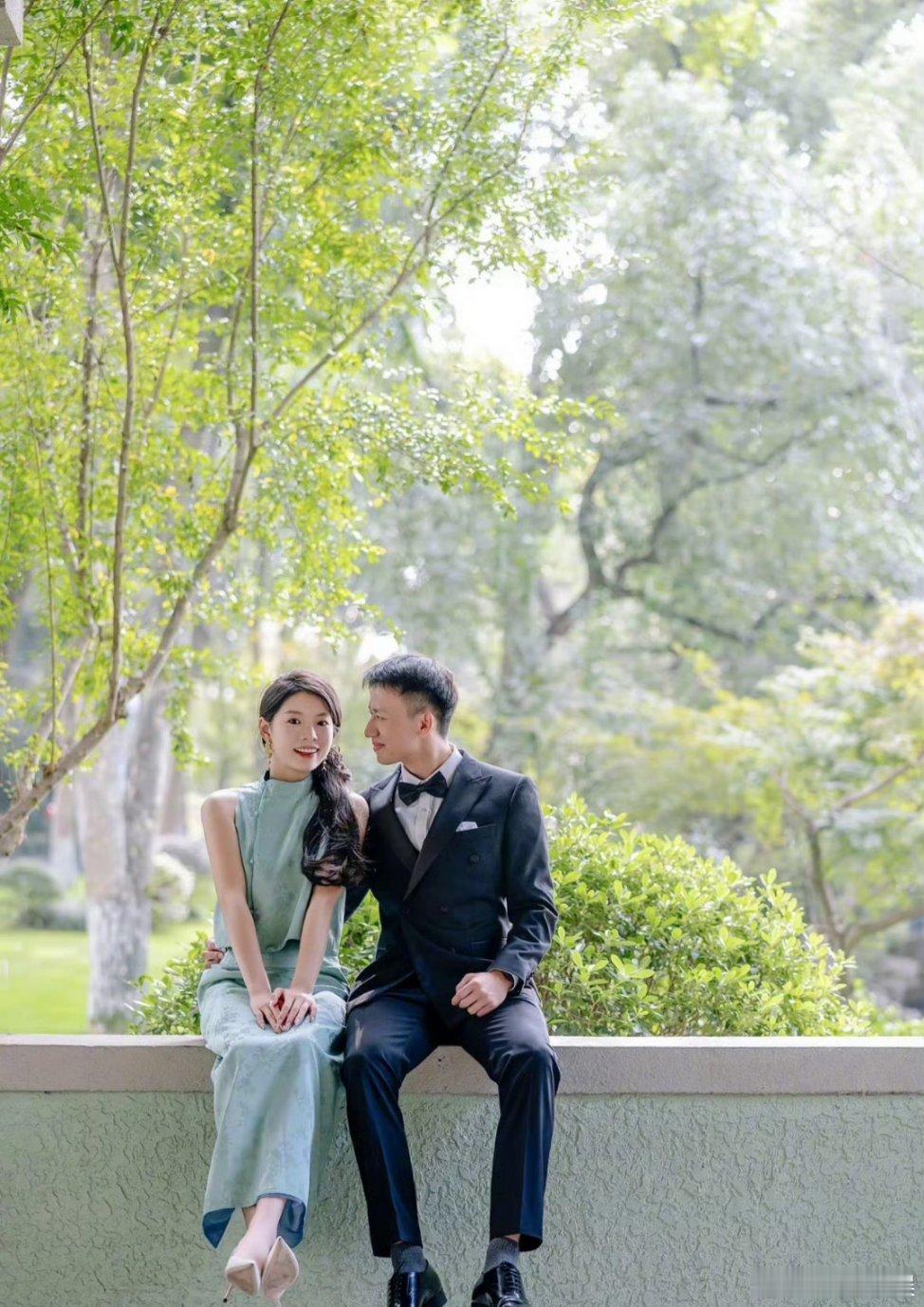 #章若楠参加妹妹婚礼#章若楠妹妹叫什么名字？看着她妹妹的结婚照，在里面的形象和气