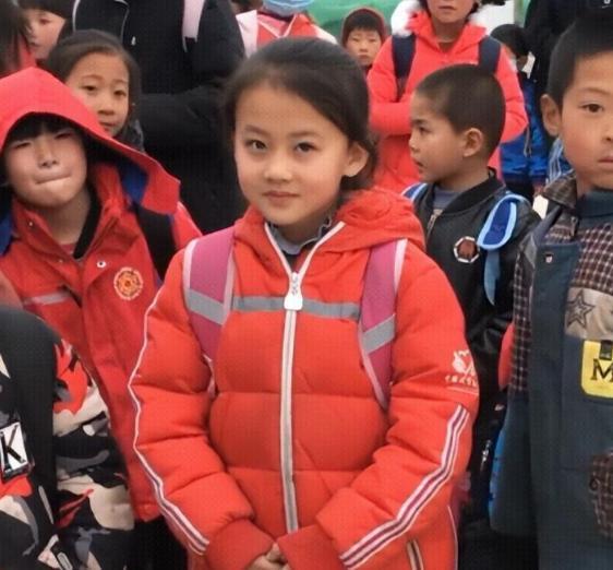 在宁夏西海固地区，这片被称为"苦瘠甲天下"的土地上，贫困如影随形。干旱的气候、贫