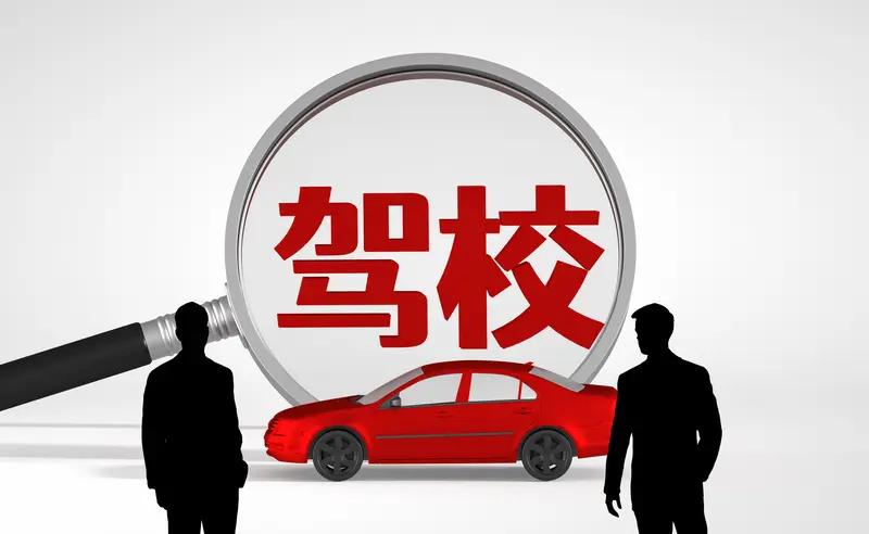 56岁女子称被驾校教练嫌弃戳头 教练：这种没有的！56岁的王女士在湖州一家驾校报