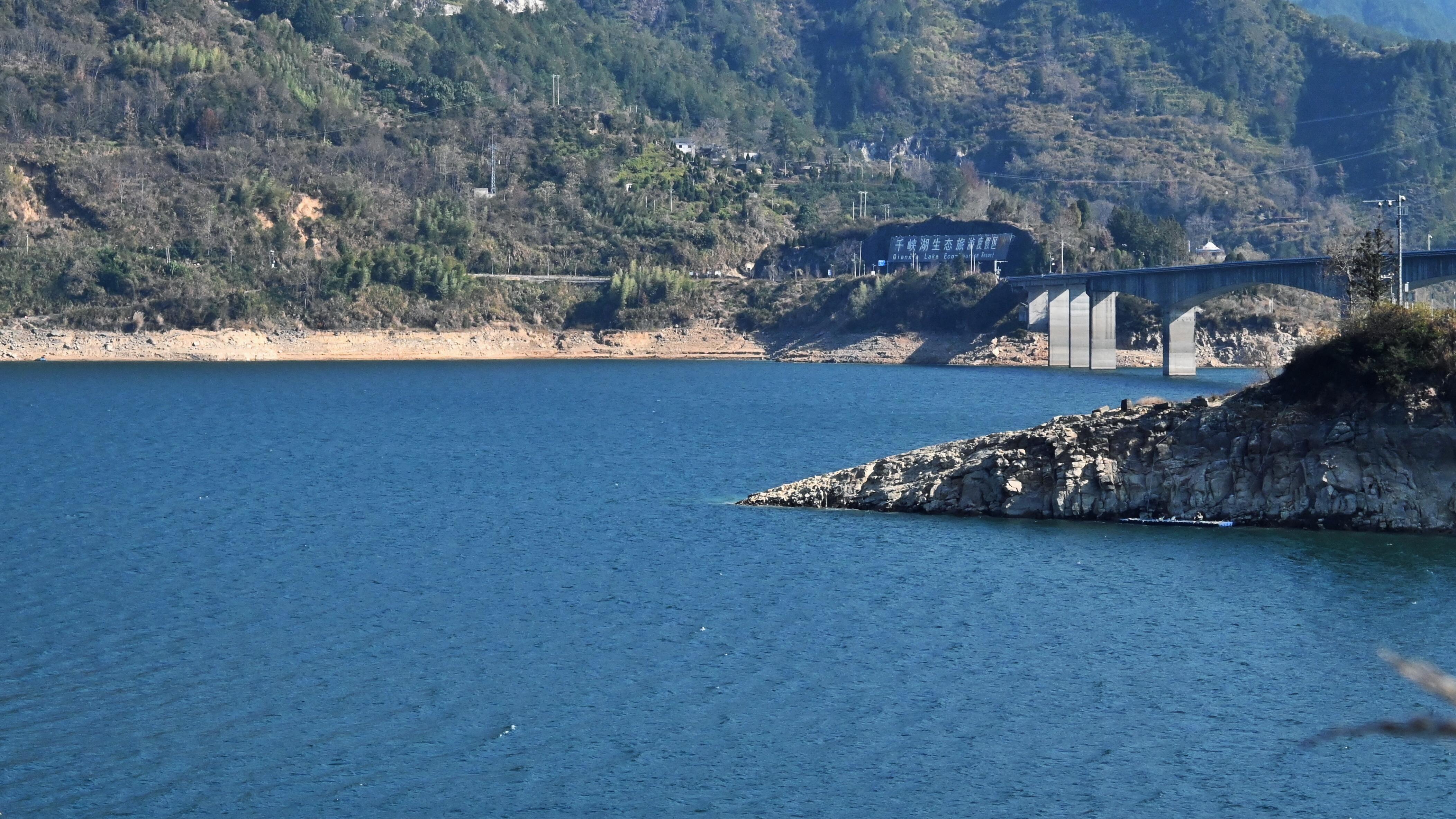 藏在浙西南山谷里的千峡湖，原名滩坑水库，依托滩坑水电站建成。湖泊水域面积70多平