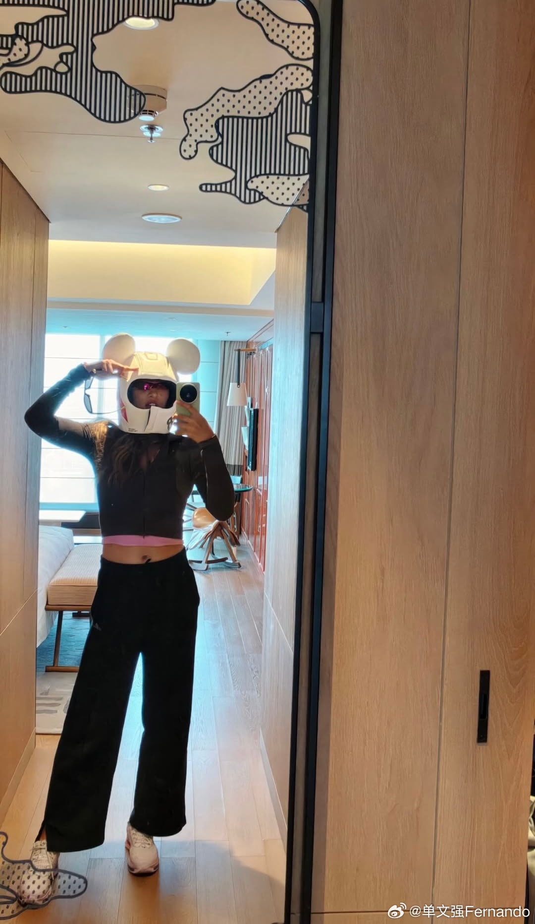 郑钦文！戴上了勒克莱尔同款的F1 x 迪士尼联名款头盔！钦文在最近采访就有提到过