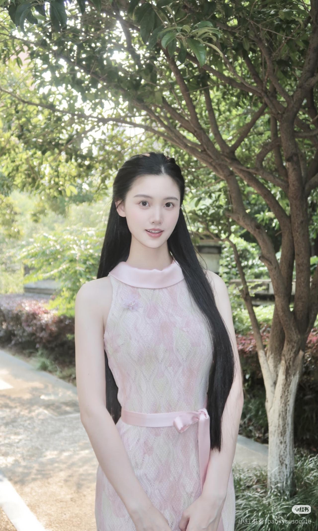 花间美人影，轻纱拂春风。