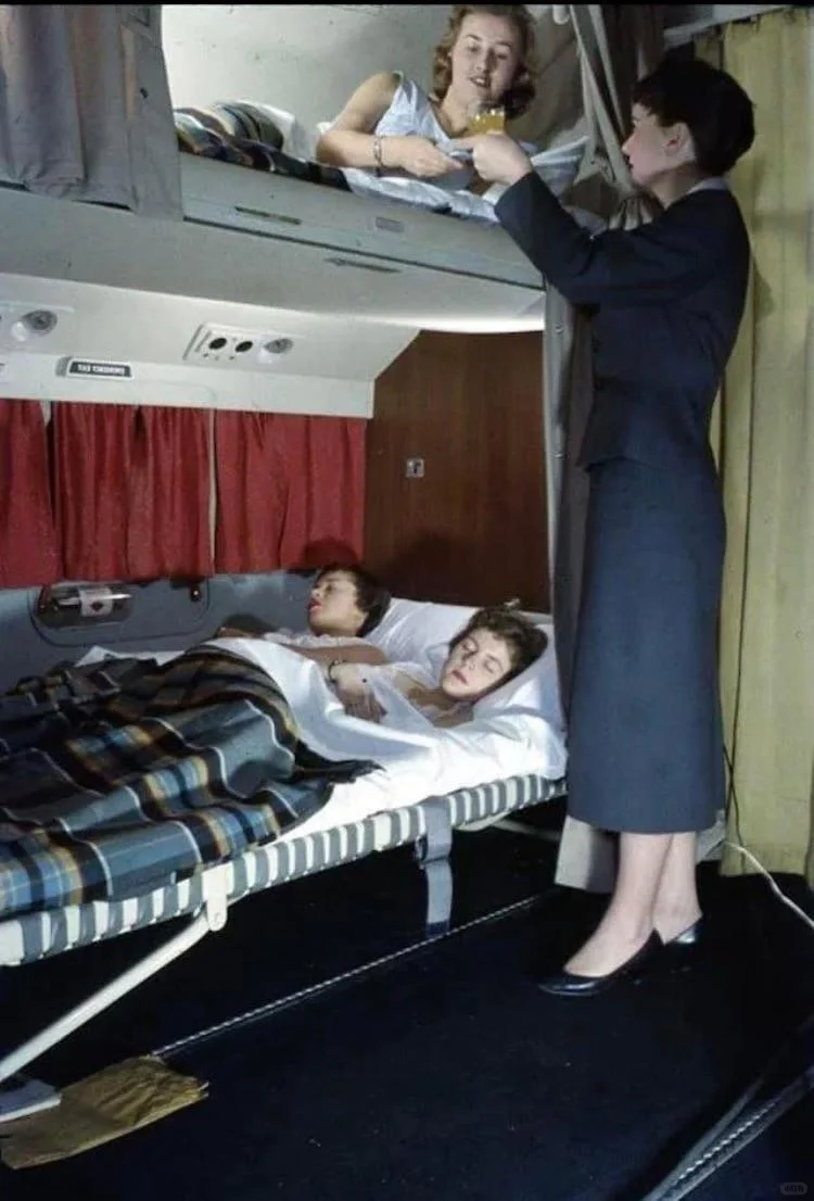1950年代，荷兰皇家航空公司航班上的乘客在床上享用早餐。