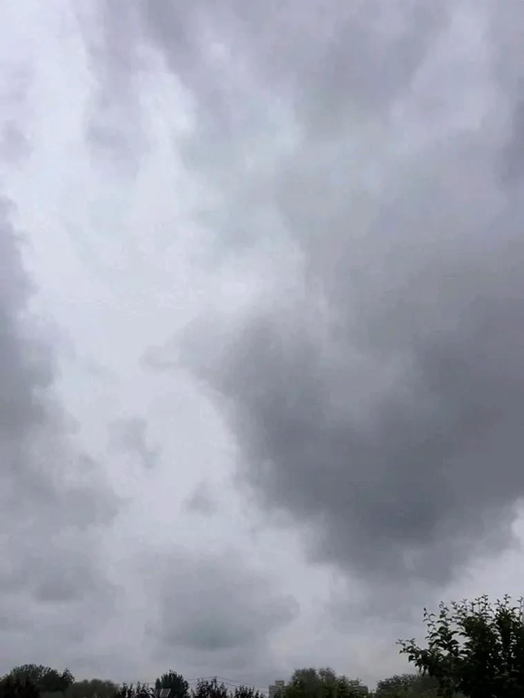 开着帕萨特去听雨：空山新雨后，天气晚来秋
早上天阴沉沉的，总感觉会有一场大雨，难