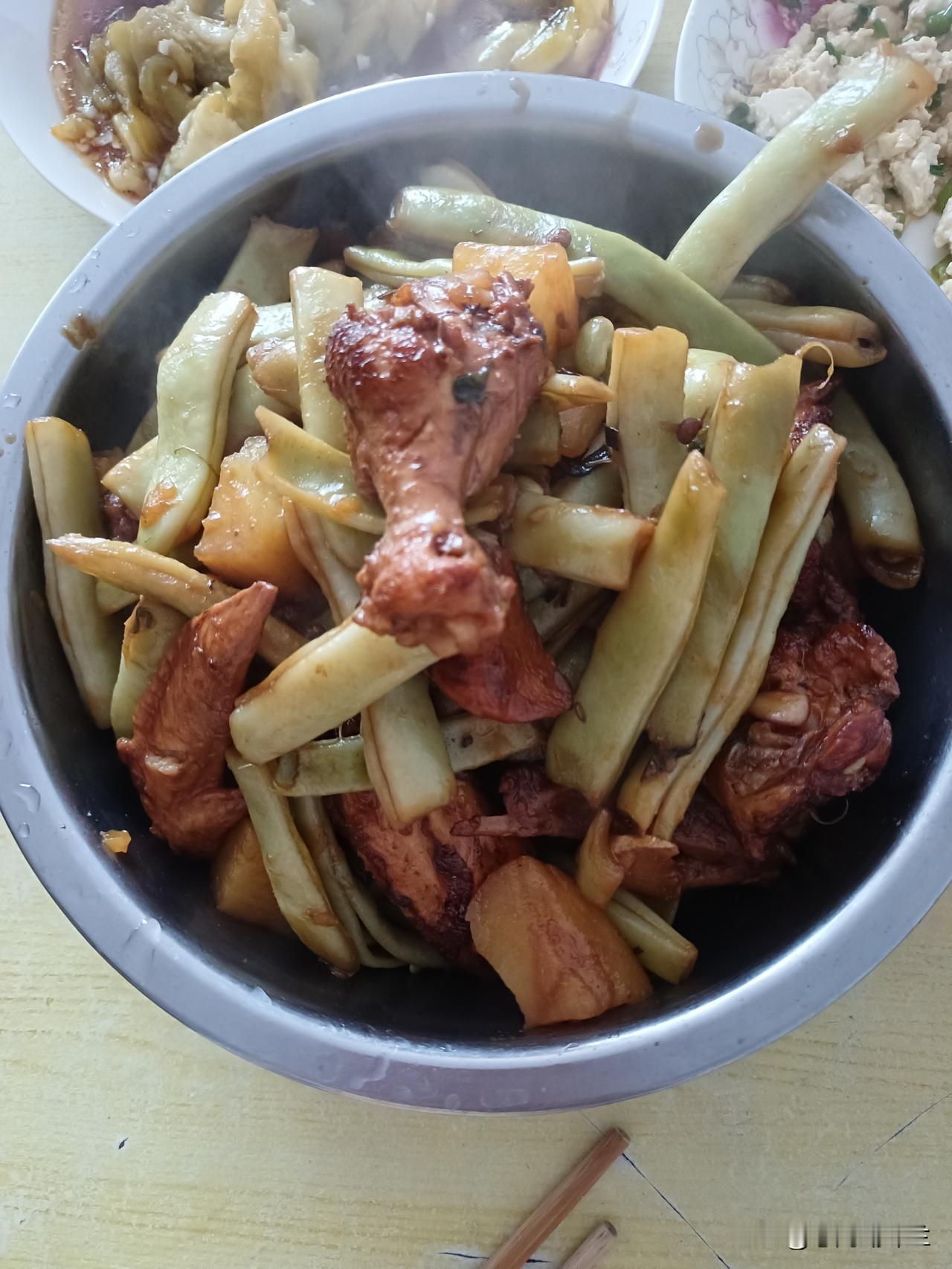 今天中午我家三个菜，鸡肉炖豆角土豆，拌茄子，拌豆腐。

上午我出去赶集，买了一点