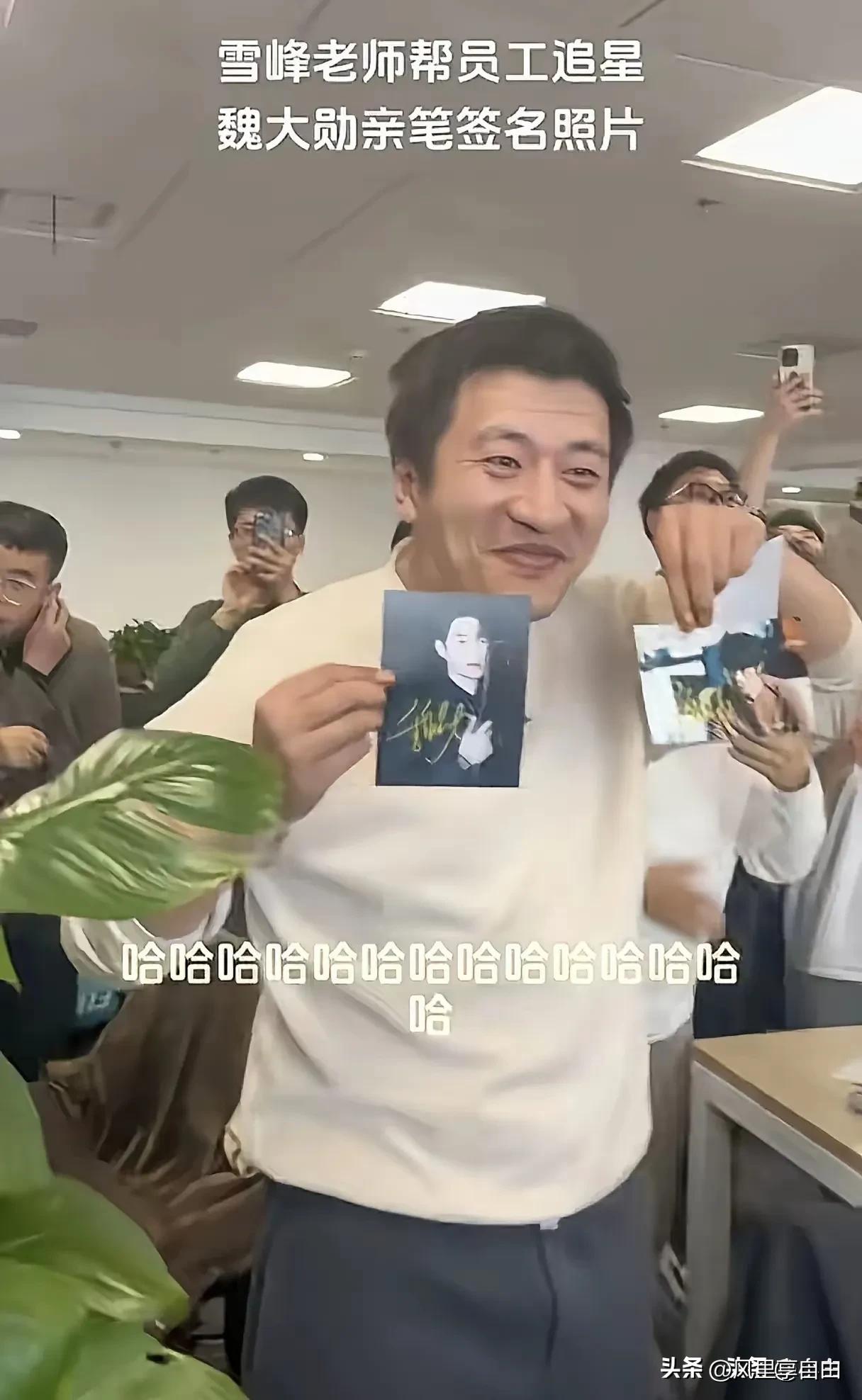 给张雪峰守夜的朋友透露，朋友来祭拜都是三鞠躬，而他的员工都是给张老师磕头，更让人