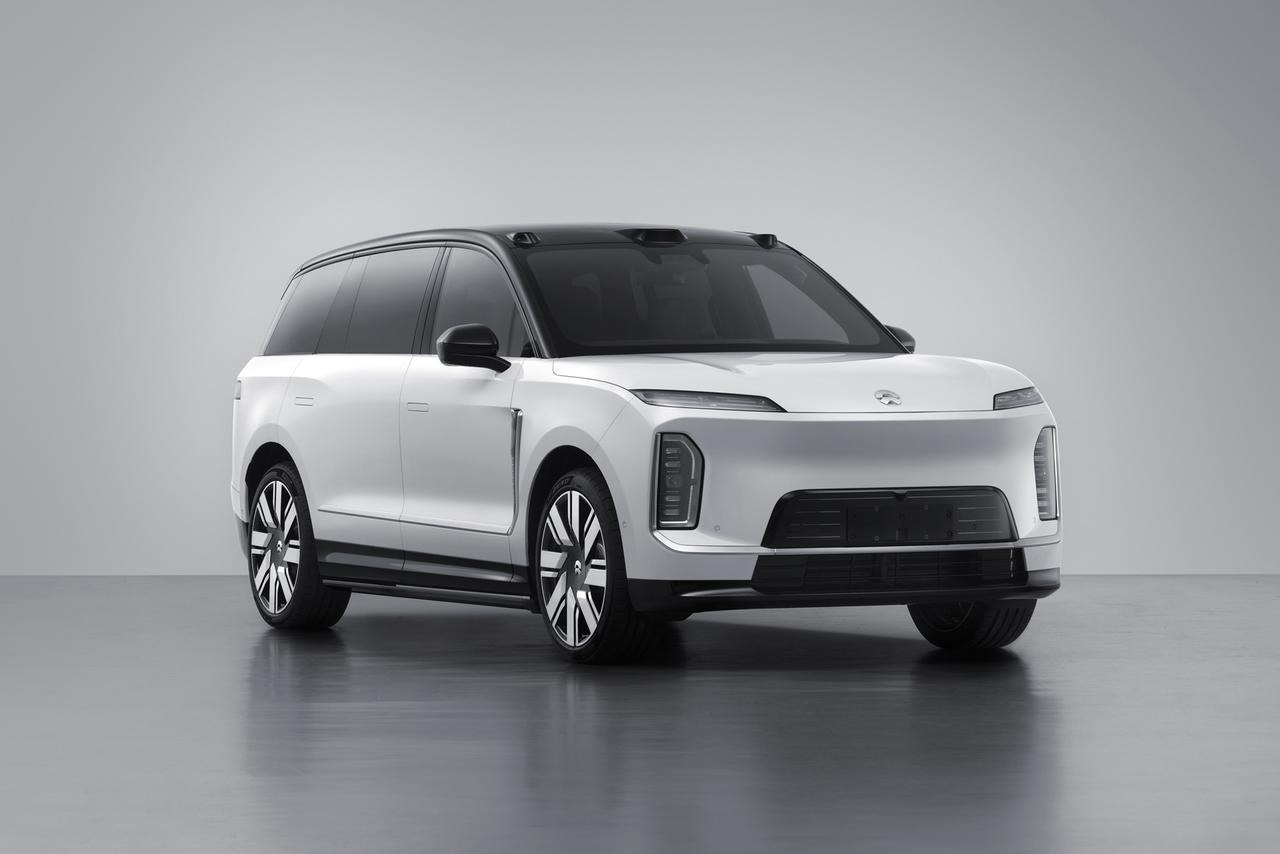 抓到两张蔚来ES9路试图，小蓝灯看起来有点东西！侧面九条短灯带+后视镜，很醒目。