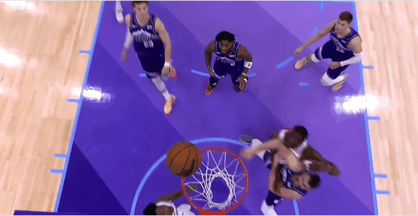 阿们汤普森这球是不是干扰球！爵士全队不满意



阿们汤普森这个补篮，裁判表示有