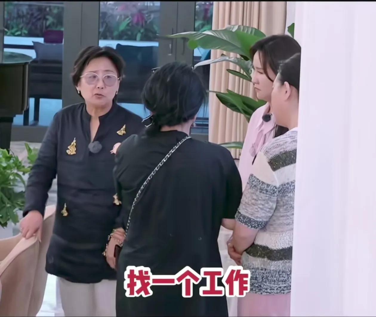 只有经历过社会毒打的人，才知道黄圣依妈妈邓传理有多好，她看到李嘉格妈妈一直掺和着
