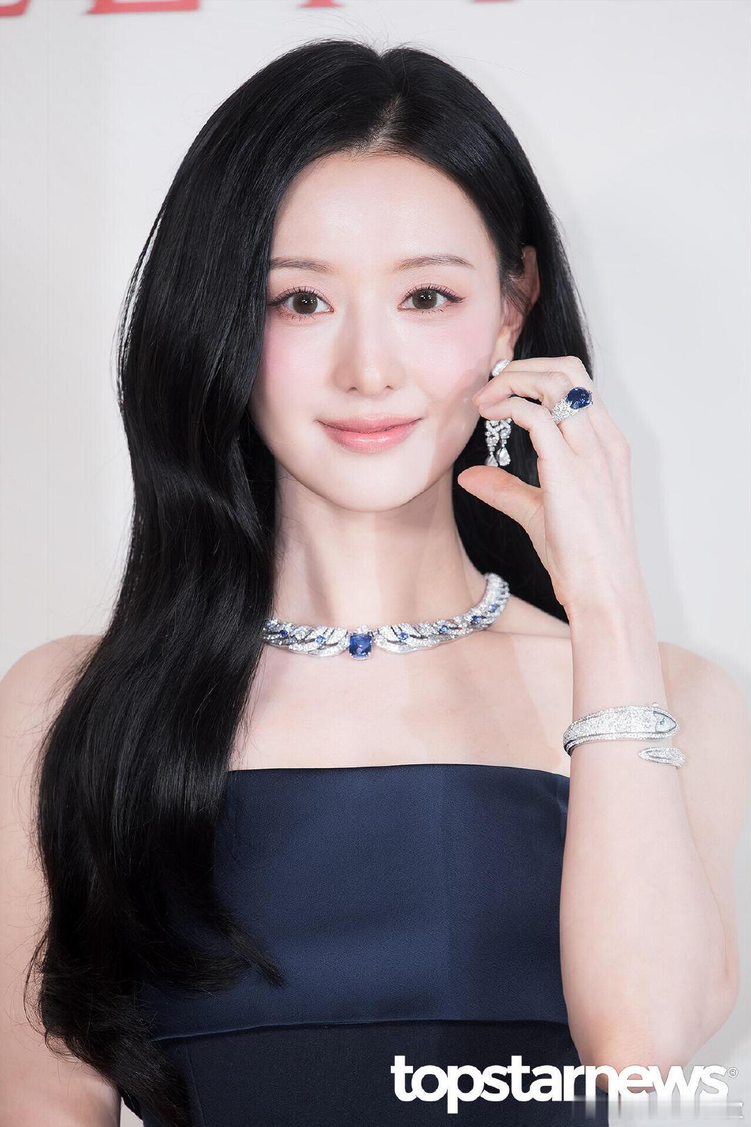 金智媛藏蓝色抹胸长裙金智媛这是什么人间富贵花！藏蓝色抹胸丝绸裙贵气十足，版型利落