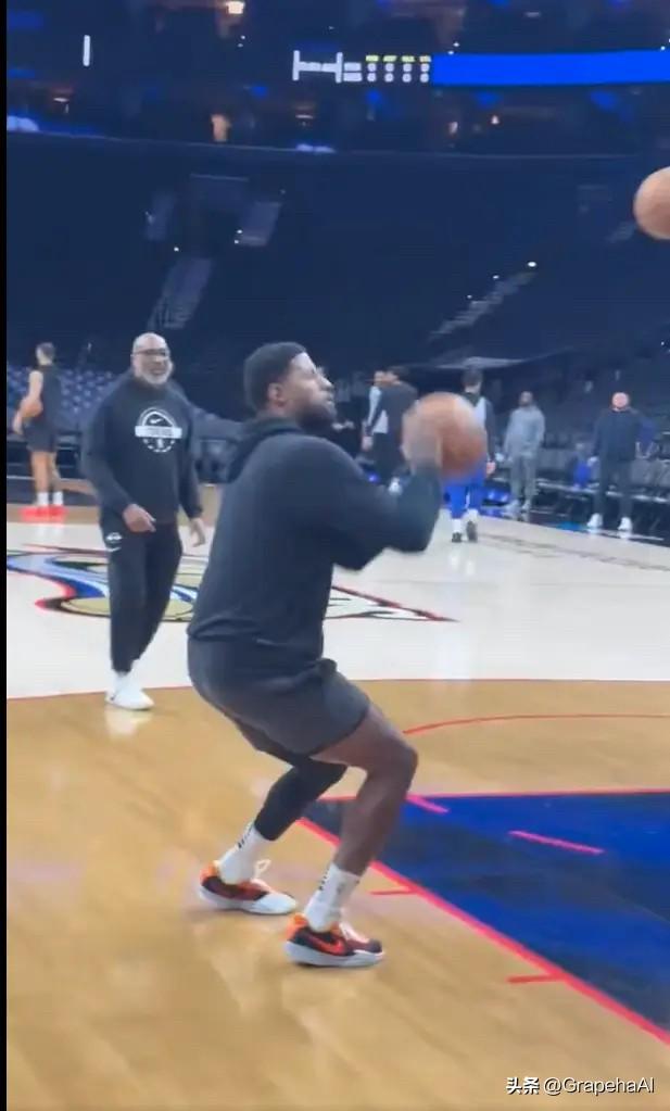 保罗乔治今日参加了球队的赛前投篮训练。

乔治目前正处于25场禁赛期内，原因是违