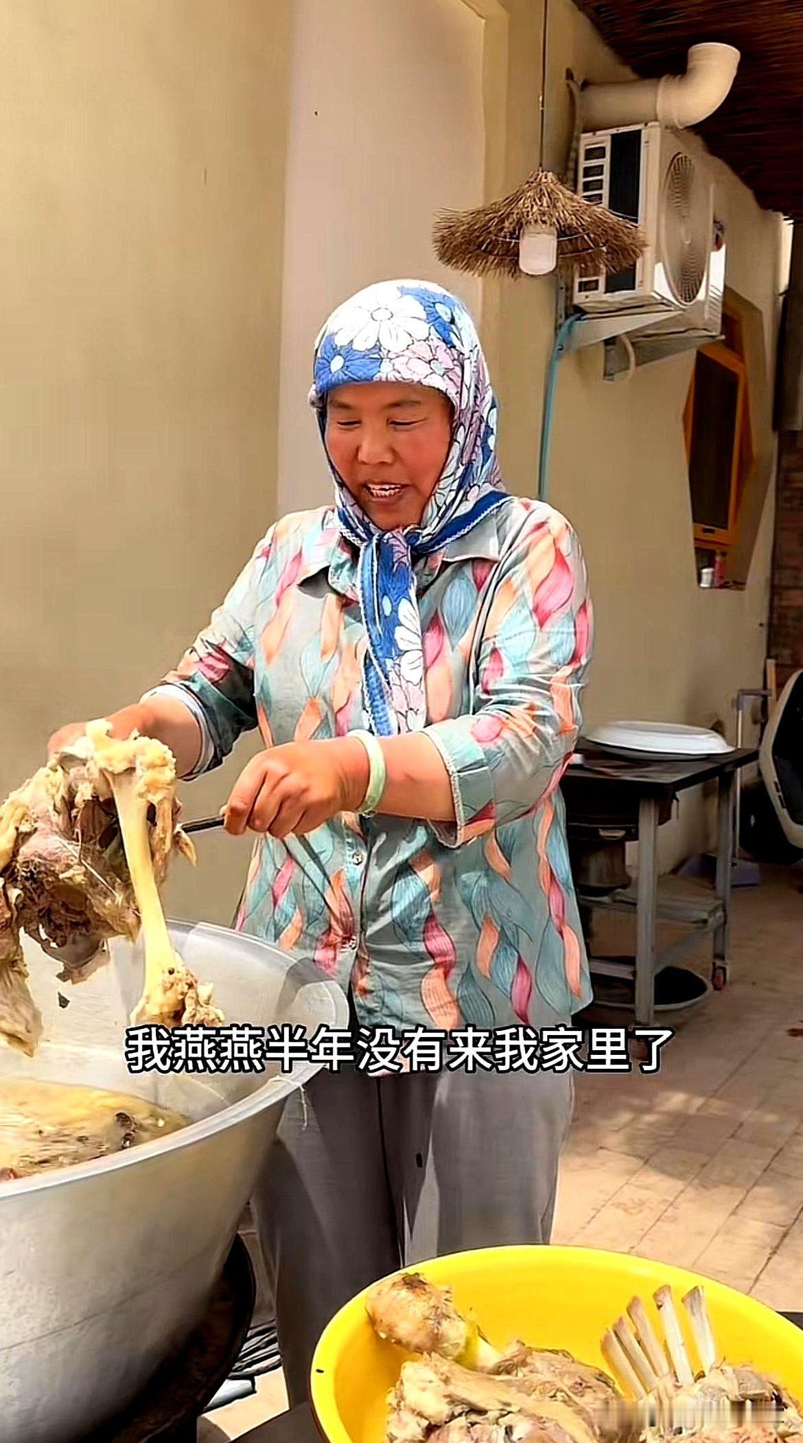牧飒二姐燕燕半年没回娘家，妈妈的心疼，爸爸的凝视说明一切

老话说得好，儿行千里
