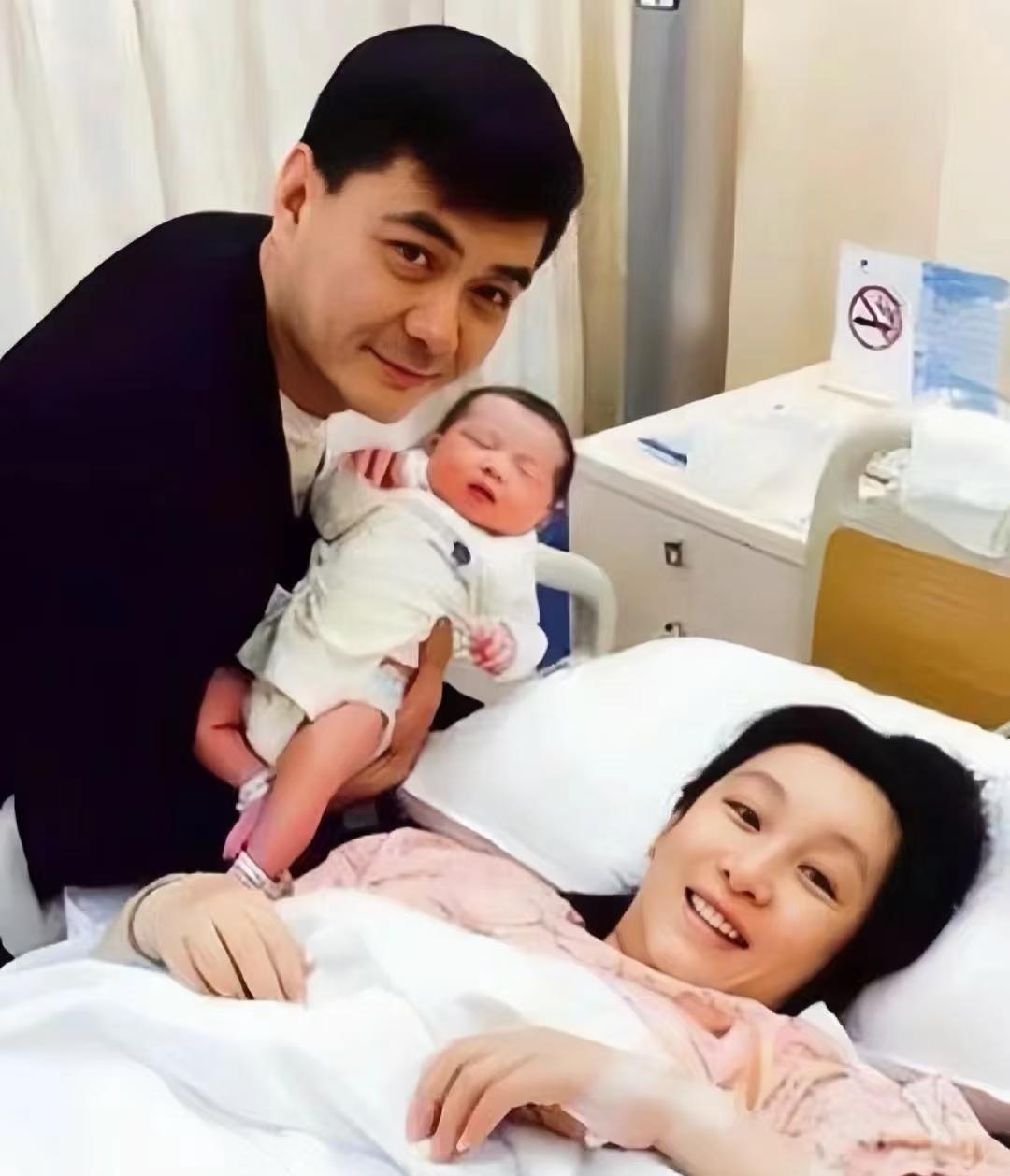 她倒追一个二婚男人，全网唱衰，10年后所有人闭嘴。
秦海璐伸手抓住王新军时，他是