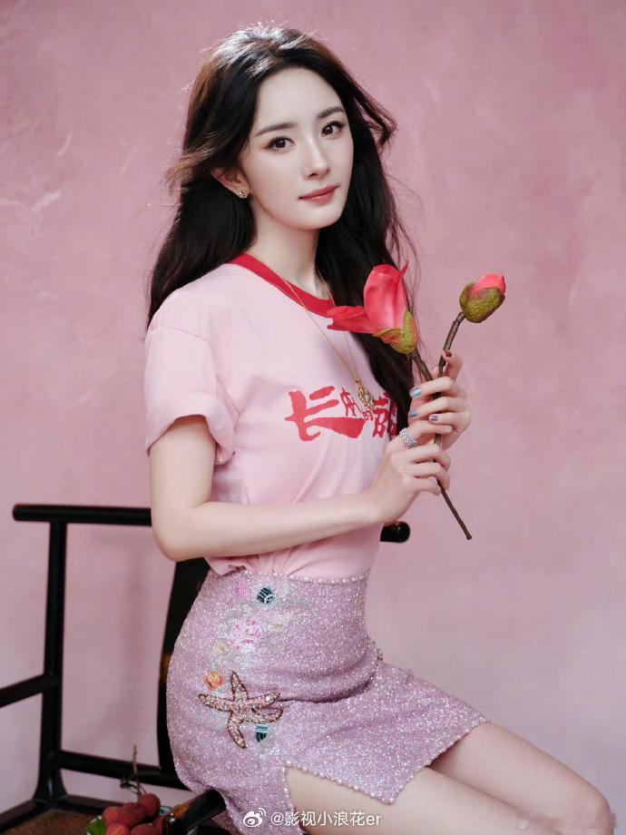 精彩！杨幂现身荔枝路演，演出图中她手捧木棉花，优雅大方。这独特搭配，为电影宣传增