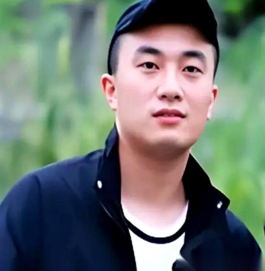 30岁的男人，每天跟57岁的妈睡一张床。
他洗澡，他妈就在浴室里守着。
他管他妈