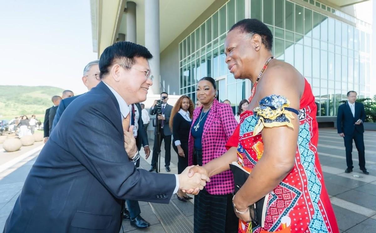 台当局这次在非洲闹出的动静，真应了那句老话：起了个大早，赶了个晚集，甚至连集市的