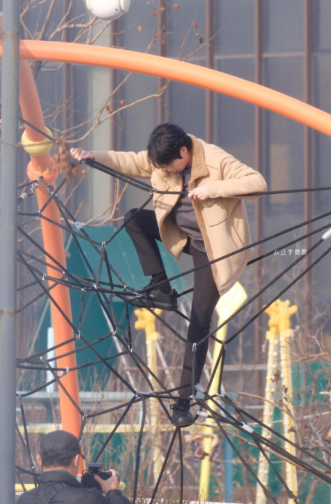 杨迪跳起来才能打到魏大勋的膝盖同一个综艺差距咋这么大！魏大勋躺着赢，杨迪累到跳脚