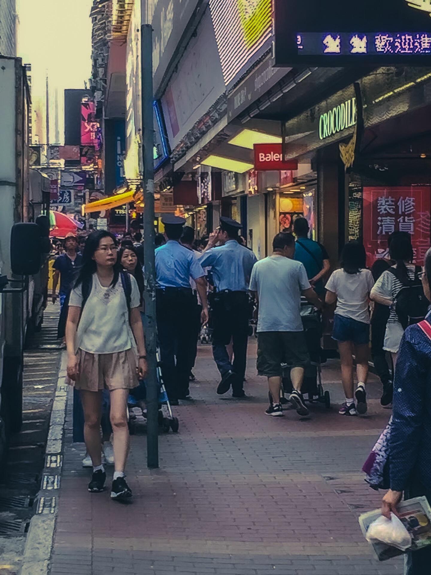更多的是喜欢看到街头的老车，霓虹灯招牌！
