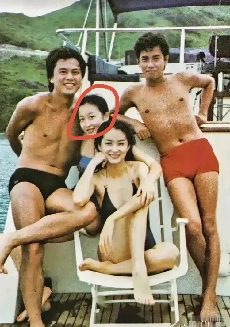 红圈里边这位女孩是谁？没印象，根本想不起来。
#娱乐圈那点儿事# #秋日生活打卡