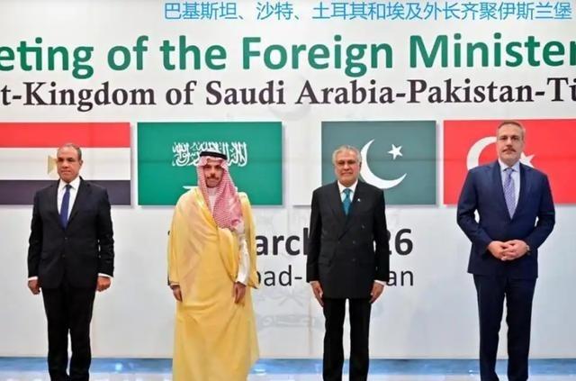 以色列这一仗，打得是真邪门。本来是冲着伊朗去的，一顿炮火招呼完，回头一看，好家伙