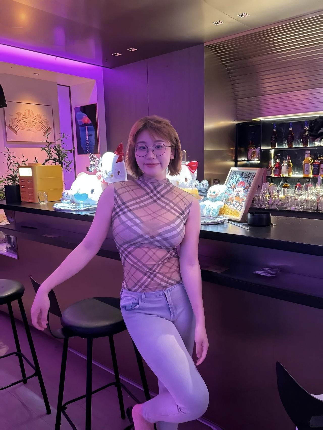 谁懂啊！这家酒吧的氛围直接戳中少女心💜
粉紫灯光+Hello Kitty摆件，