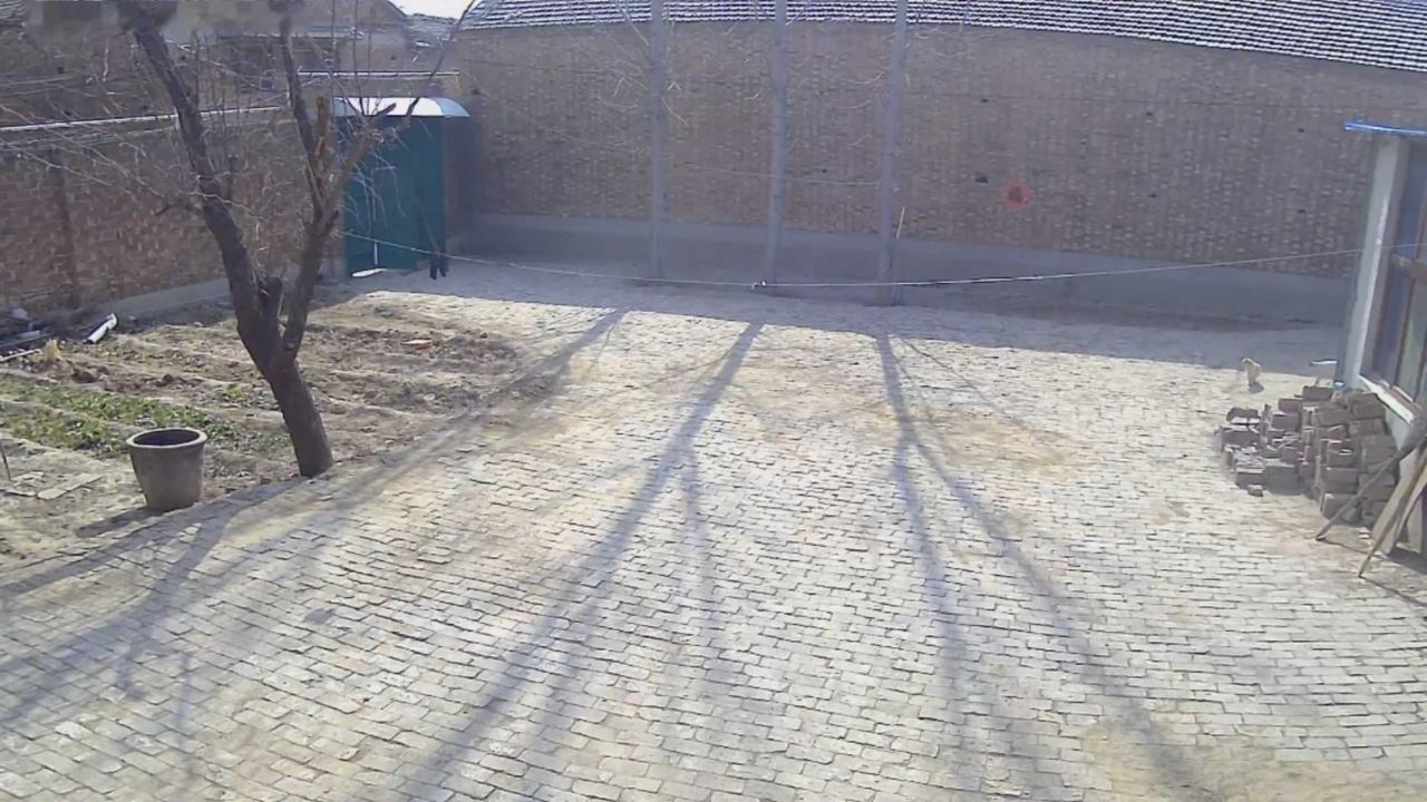 2026年春节回家发现家家按有摄像头、太阳能板照明灯。躺在床上玩手机，手机app