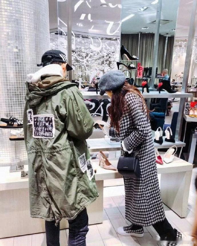 伊能静晒了恩利每个时期的背影伊能静镜头下的恩利背影 伊能静晒了恩利每个时期的背，