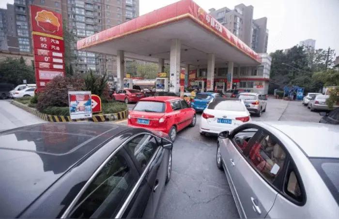 油荒席卷东南亚！加油站断供，渔船停港，寺庙暂停免费火化
 
国际油价突破100美