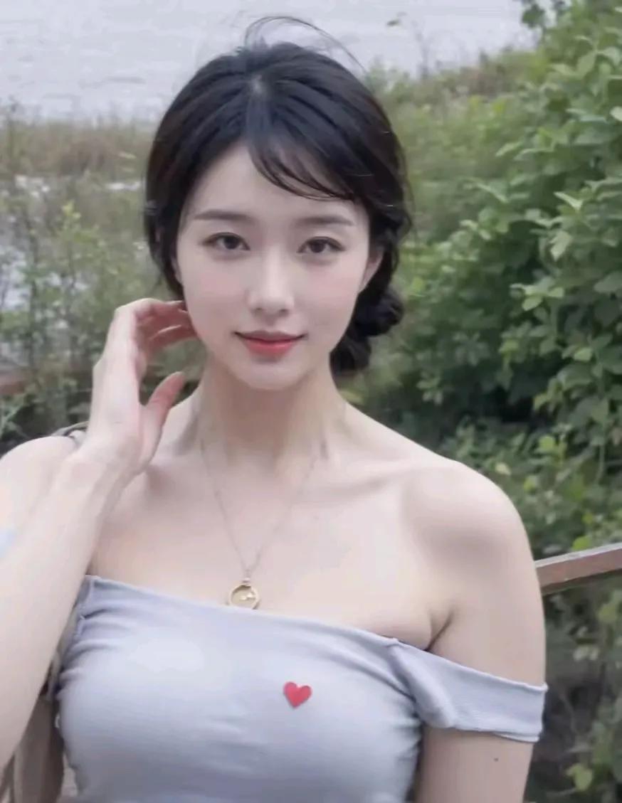 小杨经常独自一人穿梭于喧嚣的街头，看着身边的情侣们手牵手，他心里泛起一丝羡慕。单