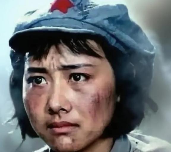 1937年，马家军押解一队西路军女俘虏去青海。途中休息时，一匪兵警惕地朝周围看了