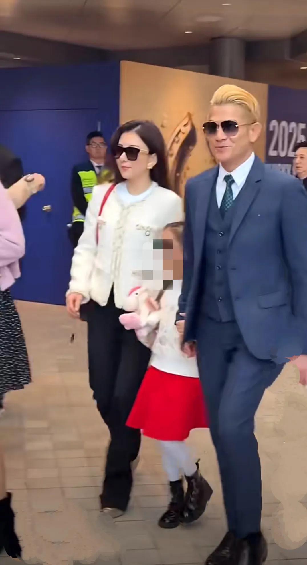天王郭富城带娇妻方媛和女儿出商场，郭天王一头染了一头黄色头发，墨镜西装领带，一身