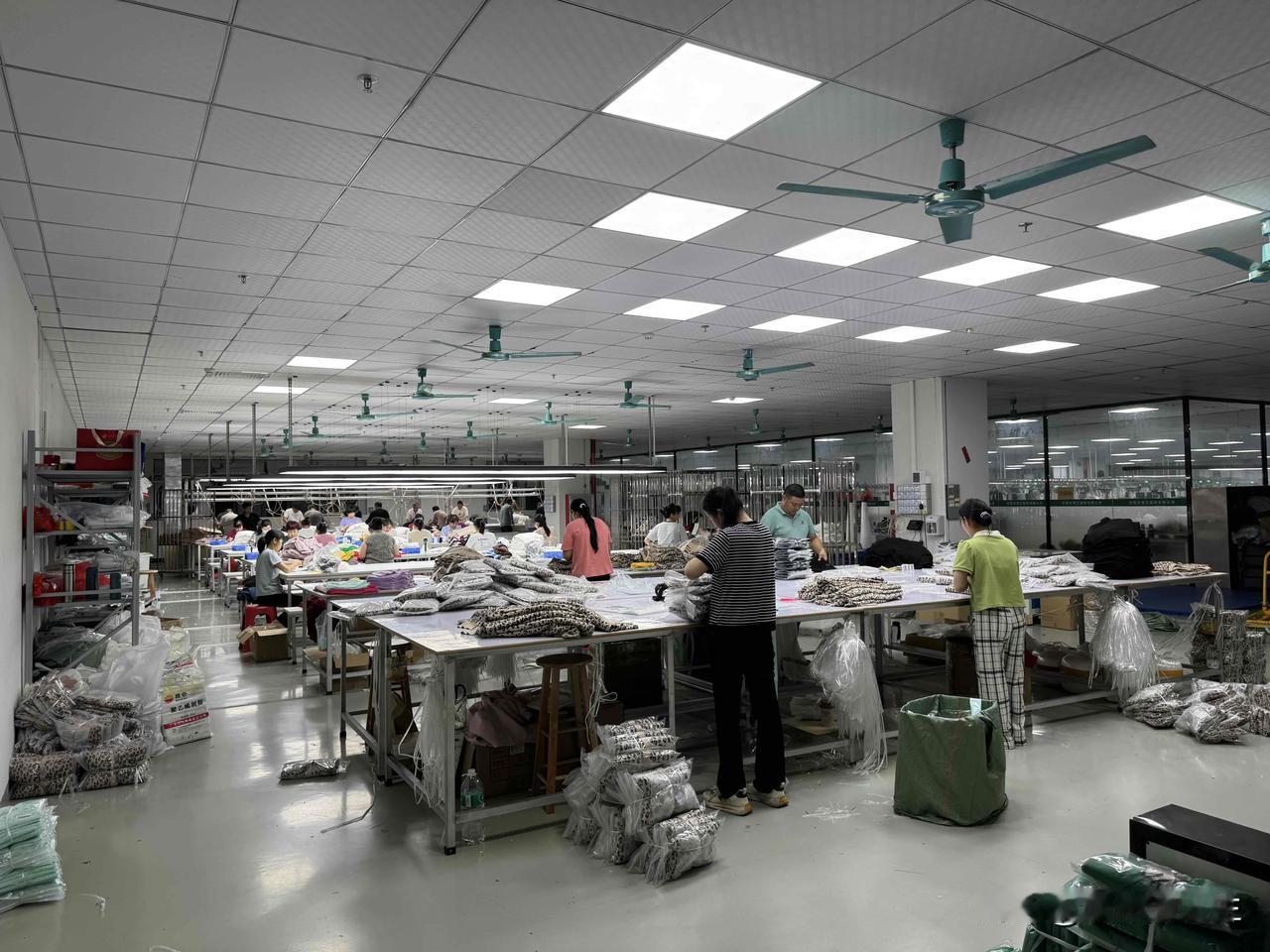 朋友的弟弟从江苏过来，因为第一次见面，我约晚上一起吃饭。
席间弟弟性格豪爽，喝酒