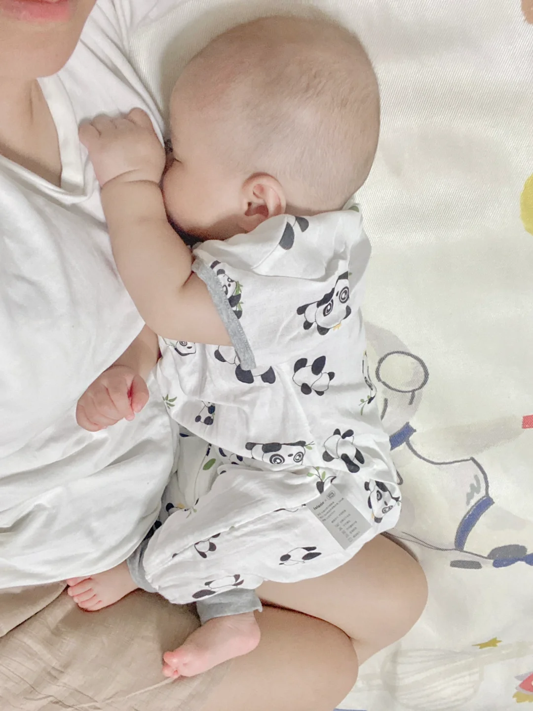 我不管👶🏻天再热都要和妈妈贴贴‼️