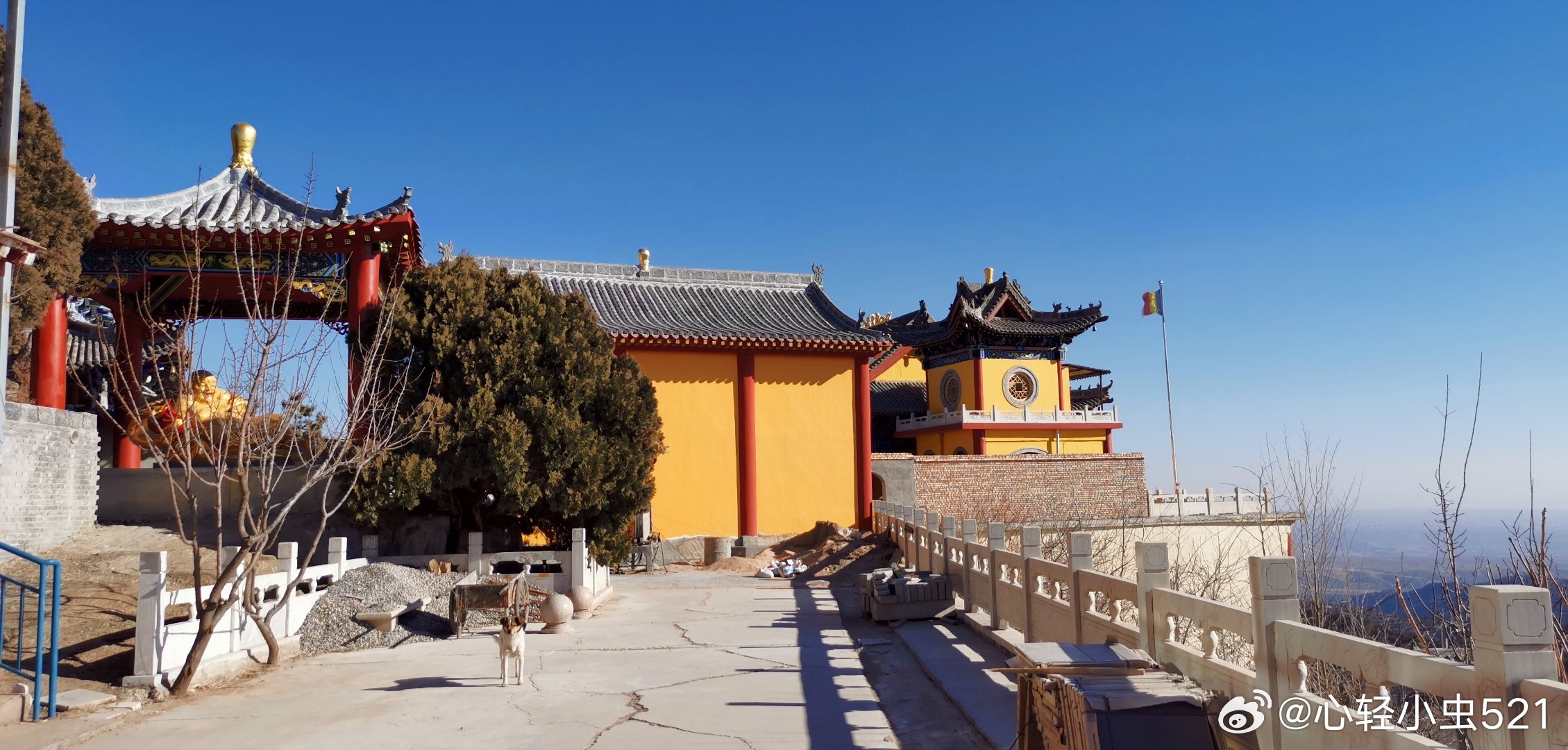 人不是向外奔走才是旅行，静静坐着思考也是旅行，凡是探索、追寻、触及那些不可知的情