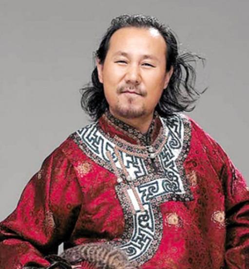 2000年，腾格尔在蒙古的所有酒楼全部倒闭，老婆也离婚了，价值85w的玉马，在醉