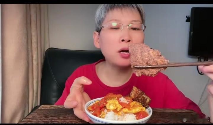 一位老人，投资股票风险市场。忽上忽下的收益变动，也让老人的情绪一会儿高，一会儿低