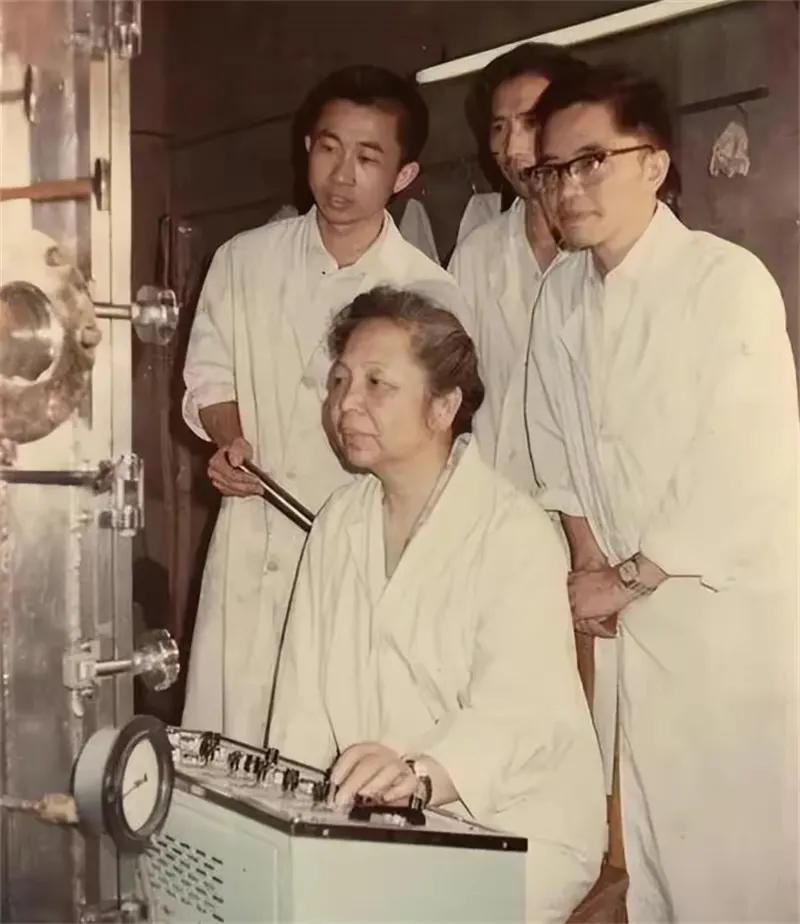 1957年，美国海关强行扣押了中国一女子行李箱里的6800美金。然而，女子竟然微