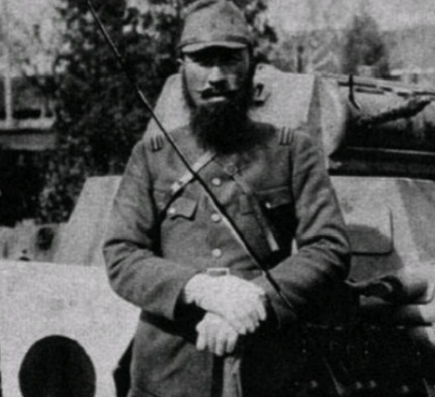 1938 年，一位中国老兵发现对面日军阵地上，有个东西在一闪一闪，老兵没有丝毫犹