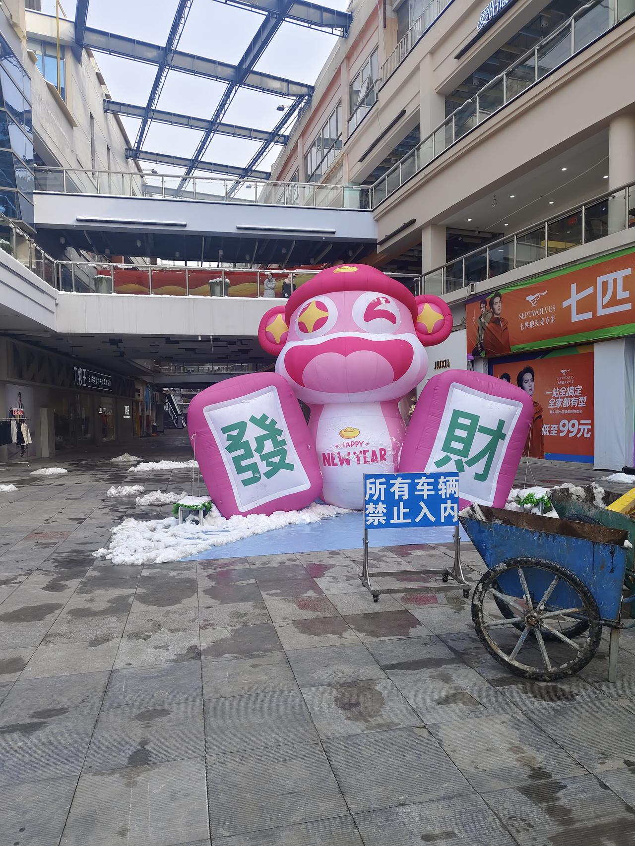 郑州东风路口天旺广场，这个世纪联华超市撤了！

现在还有多少超市在撑？

明显它