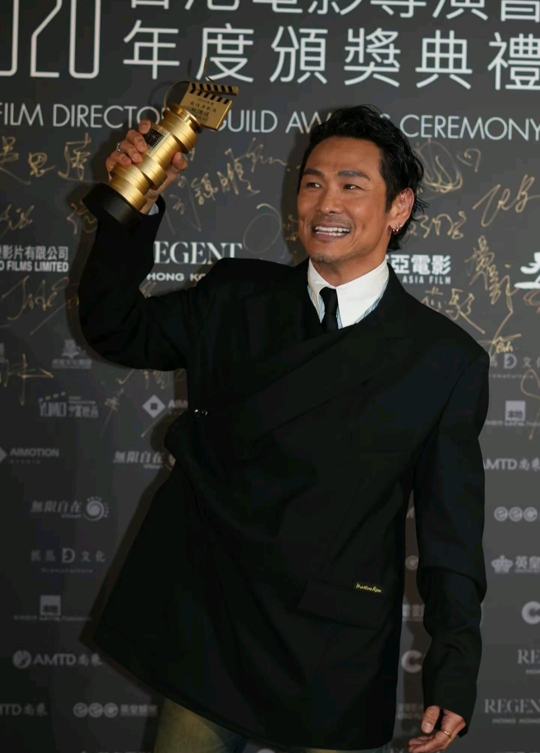 这次香港电影导演会，
梁家辉拿了影帝，
但这次让他封帝的作品，
是一部讲香港老裁
