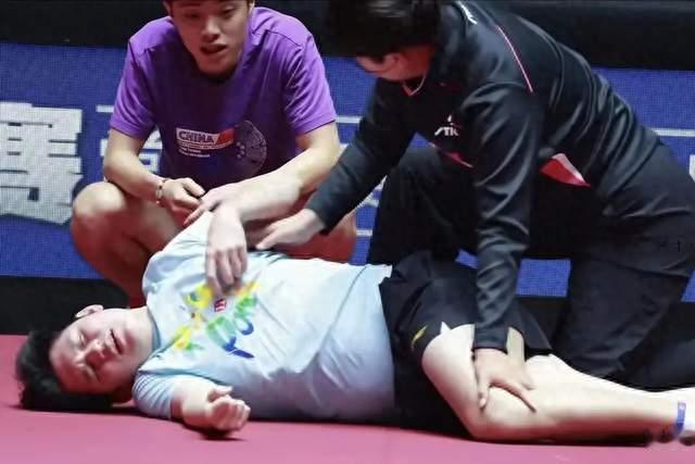 瞒不住了！林诗栋捂胸真相彻底曝光，难怪网传或将提前退役！