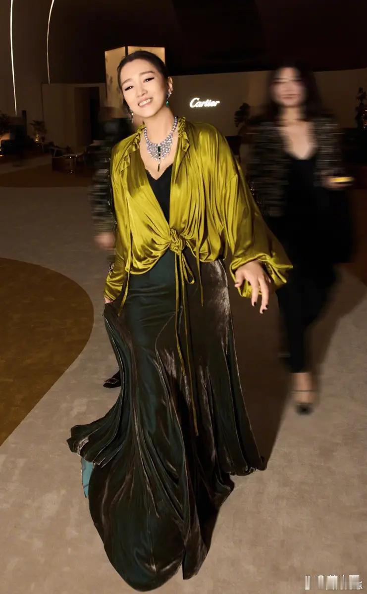 59岁巩俐换风格后直接美出新高度！一袭绿绸衬衫搭配丝绒长裙，将优雅与高级感融合得