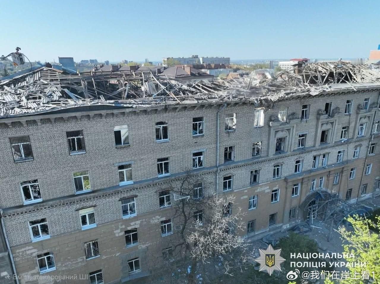 俄罗斯摧毁乌克兰学生宿舍楼，19岁男孩当场死亡。 