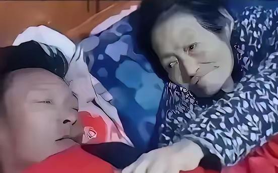 陕西丹凤的冬夜，寒风凛冽，仿佛能穿透骨髓。在一间简陋的卧房内，刘兵蜷缩在母亲身旁