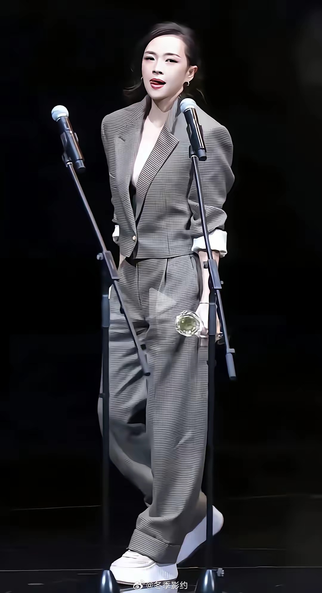 章子怡这造型咋样？有网友说：她以为这样可爱，不知道她现在已经老了。你觉得可爱吗？