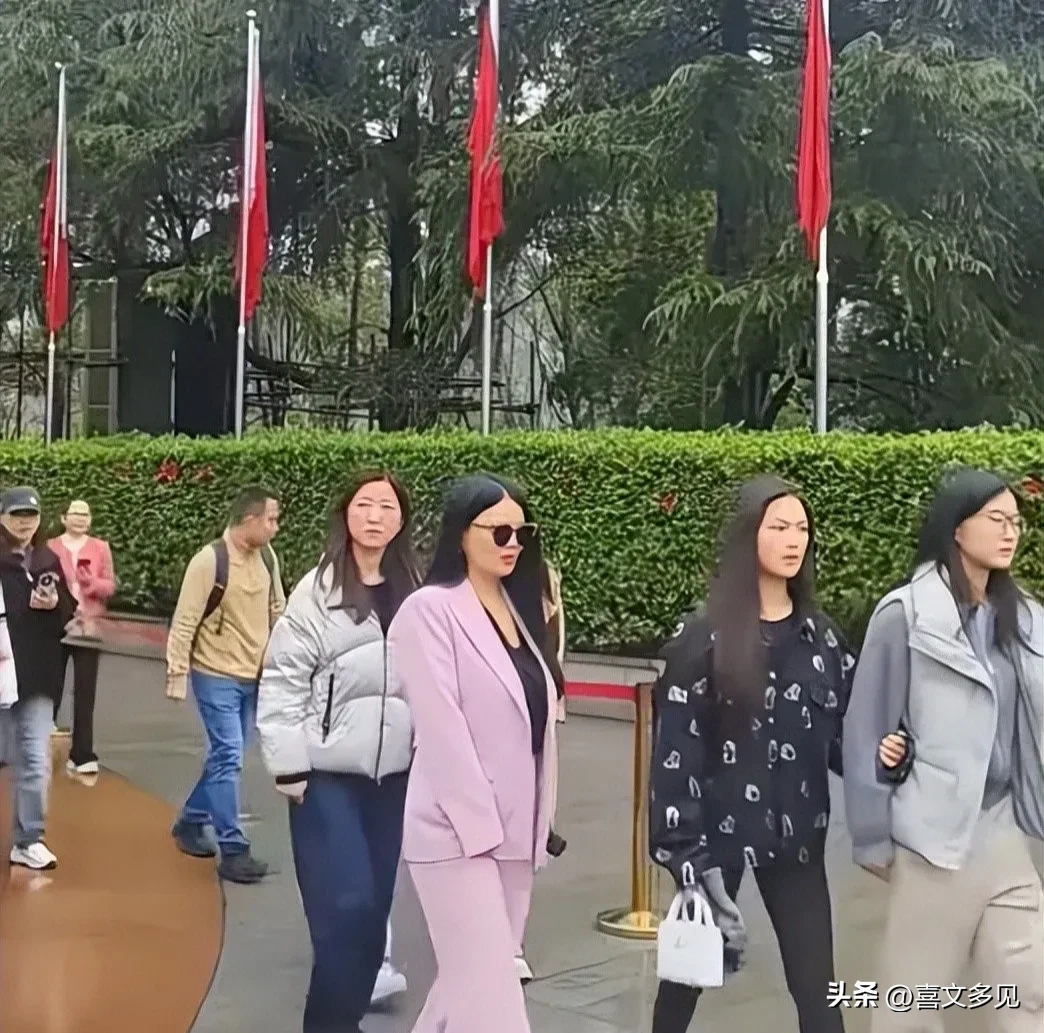 李湘携女向毛主席铜像献花篮，她一身粉色西装，瘦了一大圈。 