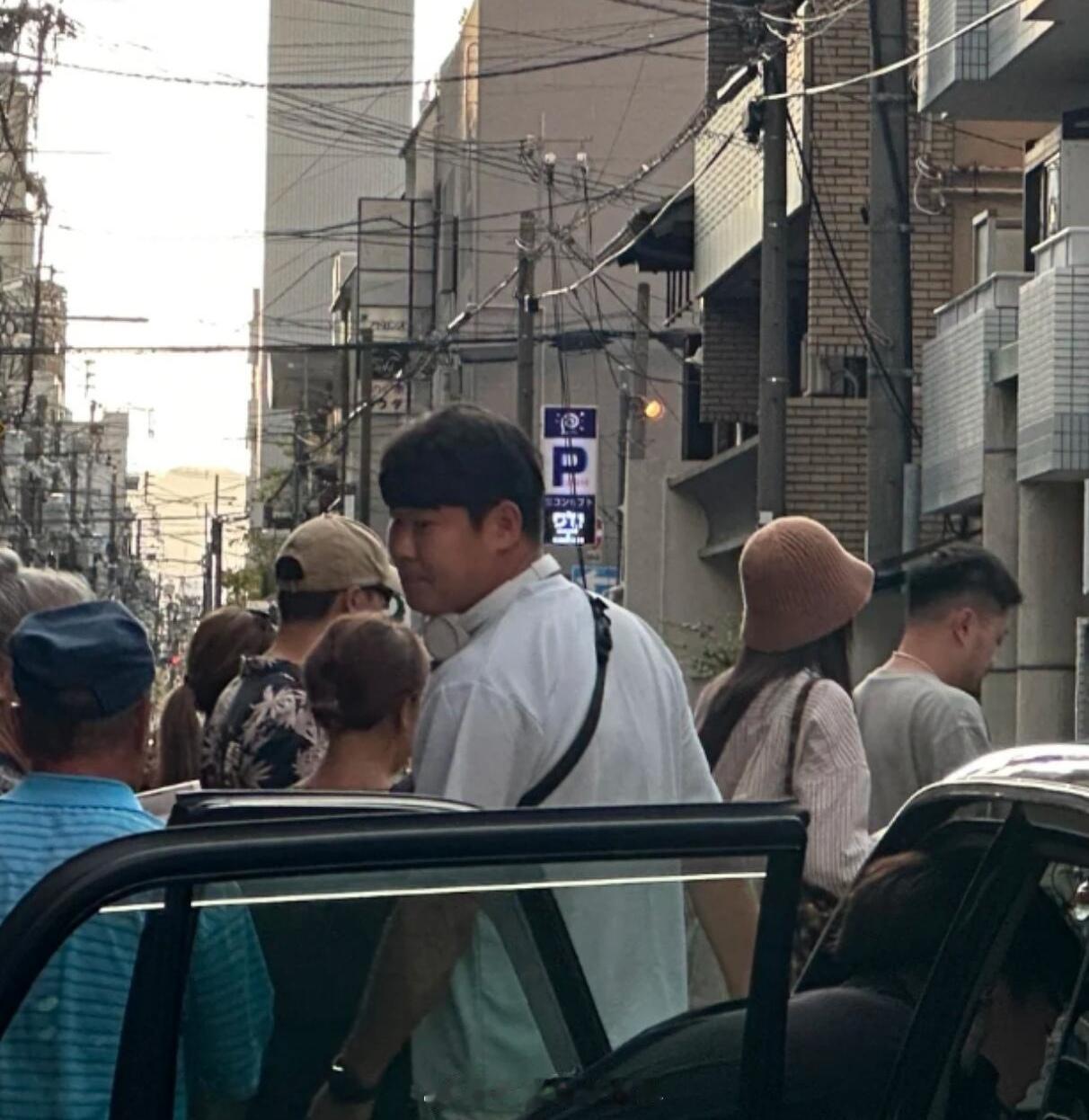 #网友日本偶遇陈伟霆何穗##网友在日本偶遇陈伟霆何穗# ​​​